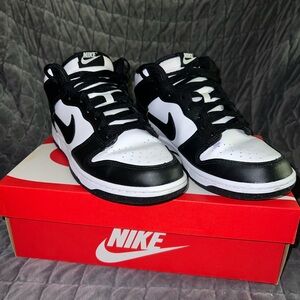 Nike Men's Dunks Black and White Sneakers